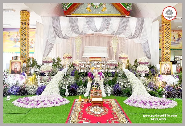ดอกไม้งานศพและสวน ดอกไม้หน้าหีบสวยๆ ดอกไม้หน้าศพประดับนกยูง ดอกไม้งานศพนกยูง ดอกไม้งานขาวดำประดับนกยูง นกยูงงานศพ รูปแบบทันสมัย สวย ราคาถูก แบบที่ 3