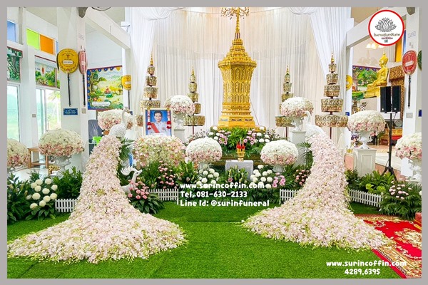 ดอกไม้งานศพและสวน ดอกไม้หน้าหีบสวยๆ ดอกไม้หน้าศพประดับนกยูง สวนดอกไม้หน้าศพ จัดงานศพแบบสวน จัดงานศพสไตล์นกยูง ดอกไม้งานศพนกยูงพร้อมสวน หีบศพ แบบที่ 1