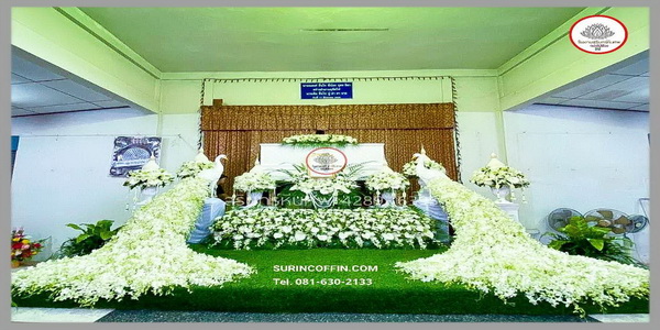 ดอกไม้งานศพและสวน ดอกไม้สีขาวหน้าศพ ดอกไม้หน้าหีบสีขาว ดอกไม้งานศพนกยูง สวยหรู แบบประยุกต์ ทันสมัย ราคาไม่แพง  แบบที่ 31