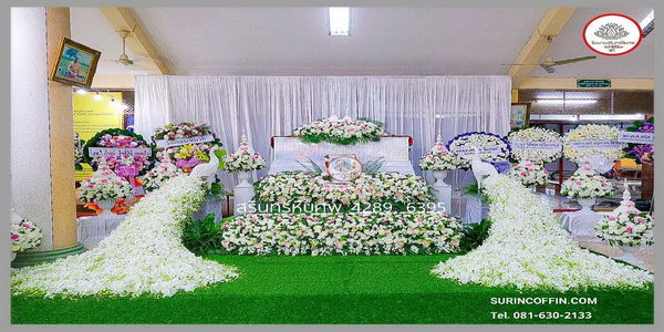 จัดดอกไม้งานศพและสวนประดับนกยูง จัดดอกไม้หน้าศพนกยูง นกยูงดอกไม้สดประดับงานศพ นกยูงตกแต่งดอกไม้หน้าหีบ ดอกไม้ตกแต่งหน้าเมรุ สวยหรู สง่างาม แบบที่ 35