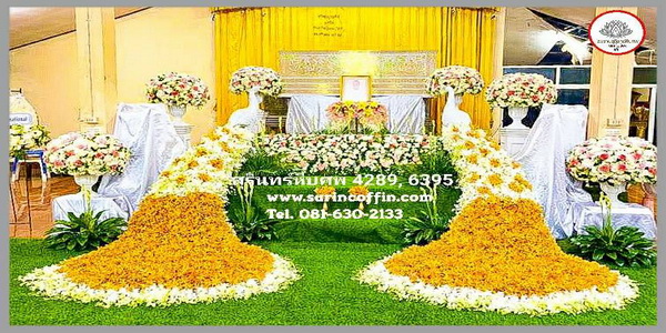 จัดดอกไม้งานศพและสวนประดับนกยูง ดอกไม้หน้าศพแบบนกยูงสวยหรู ดอกไม้หน้าหีบนกยูง ดอกไม้งานขาวดำประดับนกยูง ดอกไม้พิธีศพสไตล์นกยูง รูปแบบทันสมัย แบบที่ 42