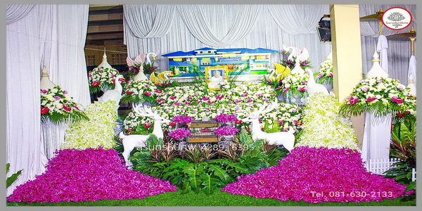 ดอกไม้งานศพและสวน ดอกไม้งานศพแบบนกยูง ดอกไม้หน้าศพประดับนกยูงในสวนธรรมชาติ สวนสวยๆดอกไม้ประดับงานศพ สวนและดอกไม้หน้าศพ ดอกไม้หน้าหีบแบบสวน แบบที่ 29