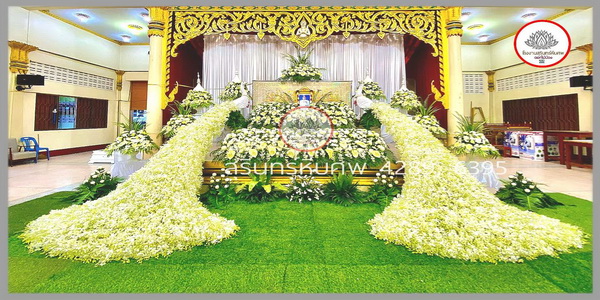ดอกไม้งานศพและสวน  & จัดดอกไม้หน้าศพสวยๆ ชุดดอกไม้หน้าหีบศพ ประดับนกยูง แบบที่ 21