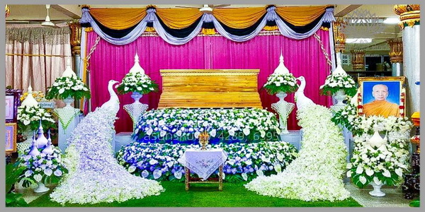 ดอกไม้งานศพและสวน & ดอกไม้หน้าศพสวยๆ ชุดดอกไม้หน้าหีบ ประดับนกยูง  แบบที่ 15