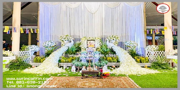 จัดดอกไม้งานศพนกยูงรูปแบบทันสมัย ดอกไม้หน้าศพแบบนกยูง จัดงานศพนกยูง ดอกไม้สดหน้าหีบนกยูงโมเดิร์น งานขาวดำสวยหรู จัดดอกไม้พิธีศพแบบนกยูง แบบที่ 50