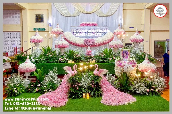 ดอกไม้งานศพและสวน ดอกไม้หน้าศพสวยๆ ชุดดอกไม้หน้าหีบประดับนกยูง พวงมาลัยดอกไม้สดประดับหน้าหีบศพ ดอกไม้งานศพรูปแบบทันสมัย จัดงานศพครบวงจร หีบศพ แบบที่ 9