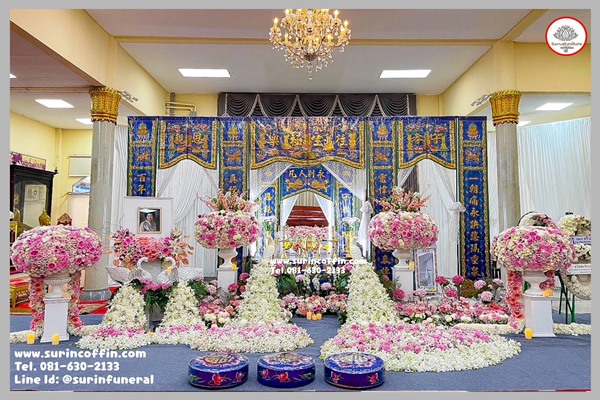 จัดงานศพแบบทันสมัย หีบศพราคาถูก ดอกไม้ประดับในงานศพแบบทันสมัย ดอกไม้งานพิธีศพสวยๆ ดอกไม้งานศพและสวน ดอกไม้หน้าหีบสวยหรู ดอกไม้หน้าศพประดับนกยูง 8