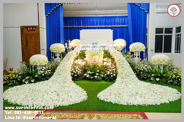 จัดงานศพครบวงจร หีบศพราคาถูก ดอกไม้งานศพและสวนนกยูง ดอกไม้หน้าศพสวยๆแนวธรรมชาติ จัดนกยูงดอกไม้หน้าหีบสีขาว ดอกไม้งานศพสีขาวประดับนกยูง ดอกไม้นกยูง 6