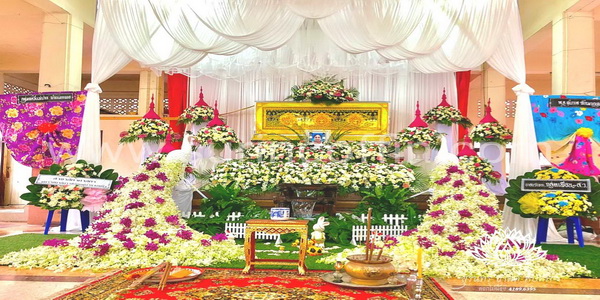 ดอกไม้งานศพและสวน & ดอกไม้หน้าศพสวยๆ ชุดดอกไม้หน้าหีบประดับนกยูง แบบที่ 10