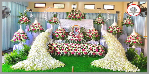 ดอกไม้งานศพและสวน & ดอกไม้หน้าศพสวยๆ ชุดดอกไม้หน้าหีบ ประดับนกยูง แบบที่ 18