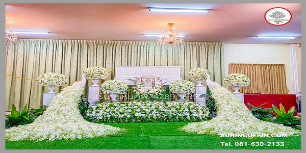 รับจัดดอกไม้งานศพสวยๆ รับจัดดอกไม้หน้าศพสวยหรู ดอกไม้หน้าหีบสวยอลังการ ดอกไม้ตกแต่งประดับหน้าเมรุ ประดับนกยูง โทนสีขาว สง่างาม ราคาถูก แบบที่ 34