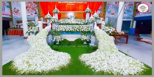 ดอกไม้งานศพและสวน & จัดดอกไม้หน้าศพสวยๆ ชุดดอกไม้หน้าหีบศพ สีขาว ประดับนกยูงสวยงามสง่า ราคาไม่แพง  แบบที่ 23