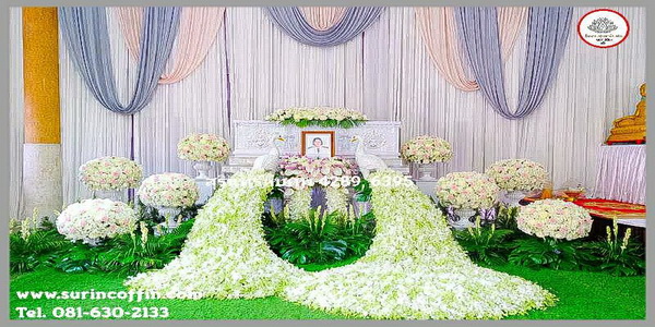 ดอกไม้งานศพและสวน ดอกไม้หน้าศพสวยๆ ชุดดอกไม้หน้าหีบประดับนกยูง ดอกไม้หน้าศพนกยูง ดอกไม้งานศพรูปแบบทันสมัย สวยหรู ราคาไม่แพง แบบที่ 11