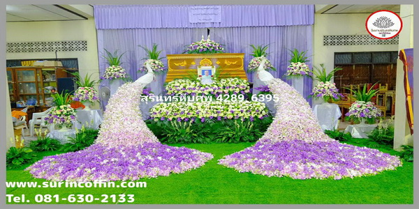 ดอกไม้งานศพนกยูง ดอกไม้หน้าศพนกยูง ดอกไม้หน้าหีบนกยูง นกยูงงานศพ ดอกไม้งานขาวดำประดับนกยูง ดอกไม้สวยหรูประดับนกยูงหน้าศพ ดอกไม้หน้าเมรุ แบบที่ 45