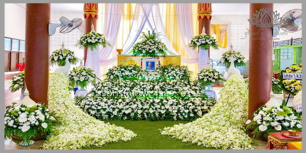 ดอกไม้งานศพและสวน & ดอกไม้หน้าศพสวยๆ ชุดดอกไม้หน้าหีบ ประดับนกยูง แบบที่ 16