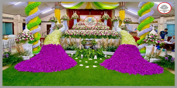 ดอกไม้งานศพและสวน & จัดดอกไม้หน้าศพสวยๆ ชุดดอกไม้หน้าหีบศพ ประดับนกยูงสวยงามสง่า ราคาไม่แพง แบบที่ 22