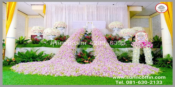 ดอกไม้งานศพแบบสวนนกยูง สวนดอกไม้หน้าศพ ดอกไม้หน้าหีบสวยๆ นกยูงสวยๆประดับงานศพ ดอกไม้หน้าศพแบบนกยูง ดอกไม้หน้าเมรุ สวยงาม ทันสมัย ราคาไม่แพง แบบที่ 39