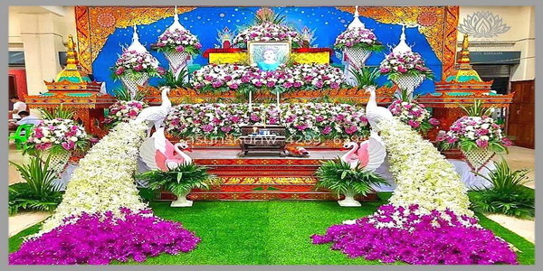 ดอกไม้งานศพและสวน & ดอกไม้หน้าศพสวยๆ ชุดดอกไม้หน้าหีบประดับนกยูง แบบที่ 14