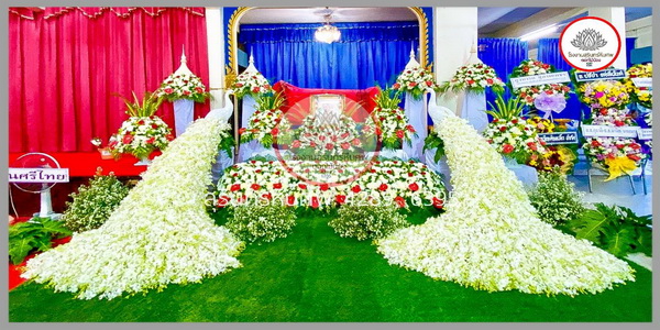 ดอกไม้งานศพและสวน & จัดดอกไม้หน้าศพสวยๆ ชุดดอกไม้หน้าหีบศพ ประดับนกยูง แบบที่ 19