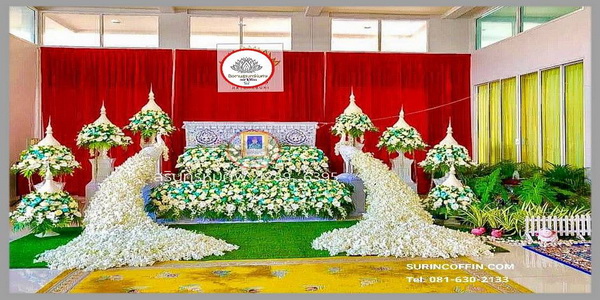 ดอกไม้งานศพและสวน ดอกไม้งานศพแบบนกยูง ดอกไม้หน้าศพนกยูงสวยหรู ดอกไม้หน้าหีบประดับนกยูงและสวนหน้าศพ สวนดอกไม้งานศพสวยๆ แบบที่ 33