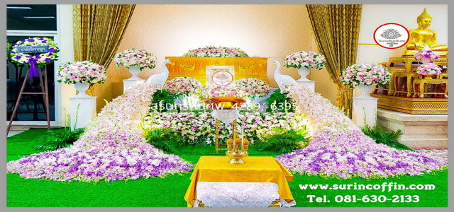 จัดดอกไม้งานศพสวยหรูแบบนกยูง ดอกไม้หน้าศพนกยูงสวยๆ ดอกไม้หน้าหีบประดับนกยูง ดอกไม้ประดับเมรุ ดอกไม้งานขาวดำ ทันสมัย สวยงาม อลังการ ราคาถูก แบบที่ 38